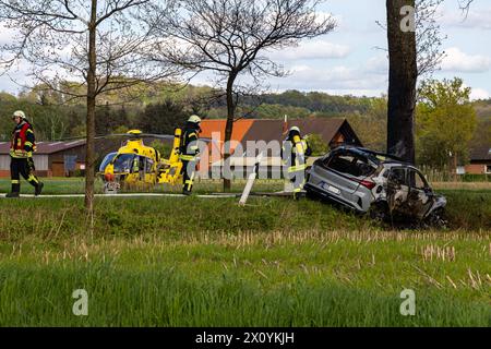 Bissendorf LK Osnabrück, Deutschland 14. April 2024: Tödlicher Verkehrsunfall - LK - Osnabrück - 2 Personen sterben - 14.04.2024 im Bild: PM: 14.04.24, 17:05: VU tödlich - 49143 Bissendorf - Mindener Straße - ein PKW kommt aus bislang ungeklärter Ursache alleinbeteiligt von der Fahrbahn ab, kollidiert mit einem Baum und gerät in Vollbrand. Die Fahrzeugführerin und ein weiterer Fahrzeuginsasse werden dabei tödlich verletzt. Polizei, Feuerwehr und Rettungsdienst sind vor Ort. Ein Rettungshubschrauber ist im Einsatz. Die Verkehrsunfallaufnahme dauert an. Die Mindener Straße ist aktuell für BE Stockfoto