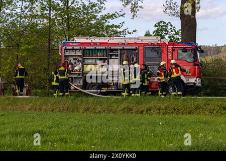 Bissendorf LK Osnabrück, Deutschland 14. April 2024: Tödlicher Verkehrsunfall - LK - Osnabrück - 2 Personen sterben - 14.04.2024 im Bild: PM: 14.04.24, 17:05: VU tödlich - 49143 Bissendorf - Mindener Straße - ein PKW kommt aus bislang ungeklärter Ursache alleinbeteiligt von der Fahrbahn ab, kollidiert mit einem Baum und gerät in Vollbrand. Die Fahrzeugführerin und ein weiterer Fahrzeuginsasse werden dabei tödlich verletzt. Polizei, Feuerwehr und Rettungsdienst sind vor Ort. Ein Rettungshubschrauber ist im Einsatz. Die Verkehrsunfallaufnahme dauert an. Die Mindener Straße ist aktuell für BE Stockfoto