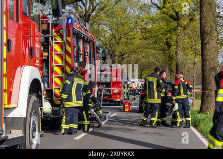 Bissendorf LK Osnabrück, Deutschland 14. April 2024: Tödlicher Verkehrsunfall - LK - Osnabrück - 2 Personen sterben - 14.04.2024 im Bild: PM: 14.04.24, 17:05: VU tödlich - 49143 Bissendorf - Mindener Straße - ein PKW kommt aus bislang ungeklärter Ursache alleinbeteiligt von der Fahrbahn ab, kollidiert mit einem Baum und gerät in Vollbrand. Die Fahrzeugführerin und ein weiterer Fahrzeuginsasse werden dabei tödlich verletzt. Polizei, Feuerwehr und Rettungsdienst sind vor Ort. Ein Rettungshubschrauber ist im Einsatz. Die Verkehrsunfallaufnahme dauert an. Die Mindener Straße ist aktuell für BE Stockfoto