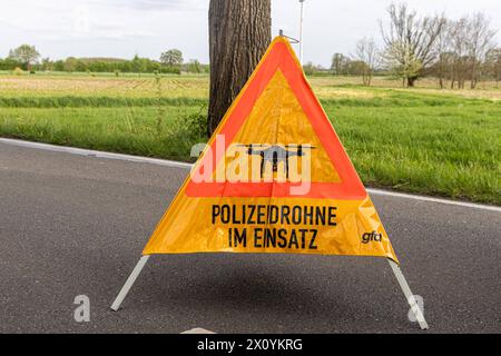 Bissendorf LK Osnabrück, Deutschland 14. April 2024: Tödlicher Verkehrsunfall - LK - Osnabrück - 2 Personen sterben - 14.04.2024 im Bild: PM: 14.04.24, 17:05: VU tödlich - 49143 Bissendorf - Mindener Straße - ein PKW kommt aus bislang ungeklärter Ursache alleinbeteiligt von der Fahrbahn ab, kollidiert mit einem Baum und gerät in Vollbrand. Die Fahrzeugführerin und ein weiterer Fahrzeuginsasse werden dabei tödlich verletzt. Polizei, Feuerwehr und Rettungsdienst sind vor Ort. Ein Rettungshubschrauber ist im Einsatz. Die Verkehrsunfallaufnahme dauert an. Die Mindener Straße ist aktuell für BE Stockfoto