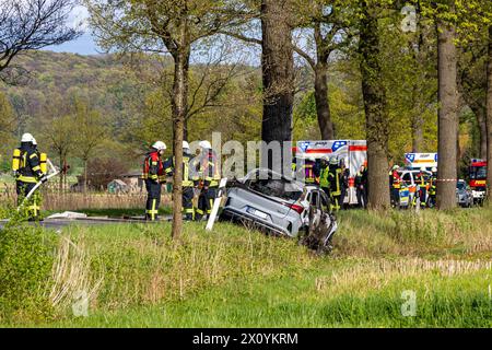 Bissendorf LK Osnabrück, Deutschland 14. April 2024: Tödlicher Verkehrsunfall - LK - Osnabrück - 2 Personen sterben - 14.04.2024 im Bild: PM: 14.04.24, 17:05: VU tödlich - 49143 Bissendorf - Mindener Straße - ein PKW kommt aus bislang ungeklärter Ursache alleinbeteiligt von der Fahrbahn ab, kollidiert mit einem Baum und gerät in Vollbrand. Die Fahrzeugführerin und ein weiterer Fahrzeuginsasse werden dabei tödlich verletzt. Polizei, Feuerwehr und Rettungsdienst sind vor Ort. Ein Rettungshubschrauber ist im Einsatz. Die Verkehrsunfallaufnahme dauert an. Die Mindener Straße ist aktuell für BE Stockfoto