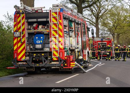 Bissendorf LK Osnabrück, Deutschland 14. April 2024: Tödlicher Verkehrsunfall - LK - Osnabrück - 2 Personen sterben - 14.04.2024 im Bild: PM: 14.04.24, 17:05: VU tödlich - 49143 Bissendorf - Mindener Straße - ein PKW kommt aus bislang ungeklärter Ursache alleinbeteiligt von der Fahrbahn ab, kollidiert mit einem Baum und gerät in Vollbrand. Die Fahrzeugführerin und ein weiterer Fahrzeuginsasse werden dabei tödlich verletzt. Polizei, Feuerwehr und Rettungsdienst sind vor Ort. Ein Rettungshubschrauber ist im Einsatz. Die Verkehrsunfallaufnahme dauert an. Die Mindener Straße ist aktuell für BE Stockfoto