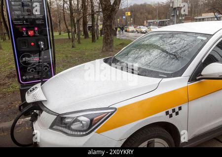 Moskau, Russland. April 2024. Ein elektrisches Taxi fährt auf der Straße der Stadt Moskau, Russland Stockfoto