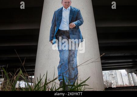 Moskau, Russland. April 2024. Eine Ansicht von Graffiti, die einen Mann ähnlich dem russischen Präsidenten Wladimir Putin auf einer Säule der MKAD-Überführung in Moskau, Russland, darstellt Stockfoto