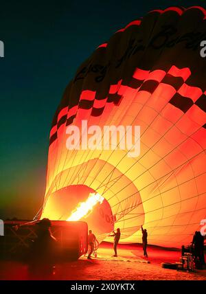 Füllen Sie den Heißluftballon für eine Ballonfahrt über das Westufer des Niltals in der Nähe von Luxor Stockfoto