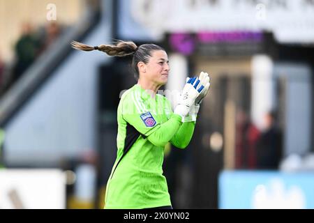 Borehamwood am Sonntag, den 14. April 2024. Torhüterin Sabrina DAngelo (14 Arsenal) feiert den 2-0. Aufstieg beim Barclays FA Women's Super League Spiel zwischen Arsenal und Bristol City im Meadow Park, Borehamwood am Sonntag, den 14. April 2024. (Foto: Kevin Hodgson | MI News) Credit: MI News & Sport /Alamy Live News Stockfoto