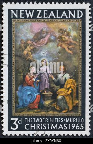 Gestempelte Briefmarke, gedruckt von Neuseeland, auf der die Malerei der zwei Dreiheiten von Murillo zu sehen ist und Weihnachten 1965, um 1965, gefeiert wird. Stockfoto