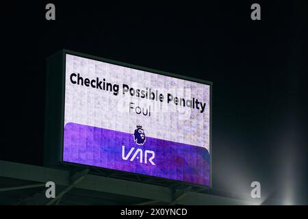 Brentford, Großbritannien. April 2024. Brentford, England, 3. April 2024: VAR-Bildschirm während des Premier League-Fußballspiels zwischen Brentford und Brighton & Hove Albion im Gtech Community Stadium in Brentford, England. (Daniela Porcelli/SPP) Credit: SPP Sport Press Photo. /Alamy Live News Stockfoto