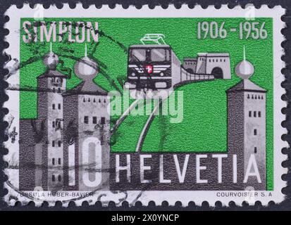 Gestempelte Briefmarke, gedruckt von der Schweiz, auf der Nordportal des Simplon-Tunnels, Zug und Burg, 50 Jahre Simplon-Tunnel, Stockfoto