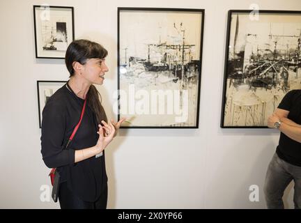 München, Deutschland. April 2024. Elica Tabakova bei einem Rundgang durch die Kunstmesse ARTMUC in München am 13. April 2024. (Foto: Alexander Pohl/SIPA USA) Credit: SIPA USA/Alamy Live News Stockfoto