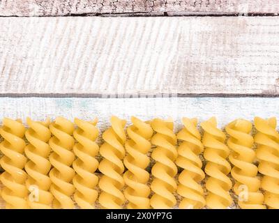 Rohe italienische Fusilli Spiralnudeln Stockfoto
