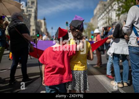 Madrid, Spanien. April 2024. Kinder umarmen sich während einer Demonstration vor einer Flagge der Spanischen Republik. Hunderte von Menschen haben im Zentrum von Madrid demonstriert, um dem 93. Jahrestag der Zweiten Spanischen Republik zu gedenken. Die zweite spanische Republik wurde am 14. April 1931 ausgerufen und 1936 durch einen Staatsstreich unterbrochen, der zu einem Bürgerkrieg führte. Quelle: SOPA Images Limited/Alamy Live News Stockfoto