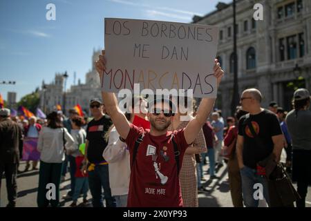 Madrid, Spanien. April 2024. Während einer Demonstration haben Hunderte von Menschen im Zentrum von Madrid demonstriert, um dem 93. Jahrestag der Zweiten Spanischen Republik zu gedenken. Die zweite spanische Republik wurde am 14. April 1931 ausgerufen und 1936 durch einen Staatsstreich unterbrochen, der zu einem Bürgerkrieg führte. Quelle: SOPA Images Limited/Alamy Live News Stockfoto