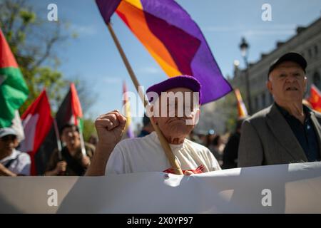 Madrid, Spanien. April 2024. Ein Mann hebt seine Faust und trägt während einer Demonstration eine spanische republikanische Flagge. Hunderte von Menschen haben im Zentrum von Madrid demonstriert, um dem 93. Jahrestag der Zweiten Spanischen Republik zu gedenken. Die zweite spanische Republik wurde am 14. April 1931 ausgerufen und 1936 durch einen Staatsstreich unterbrochen, der zu einem Bürgerkrieg führte. Quelle: SOPA Images Limited/Alamy Live News Stockfoto