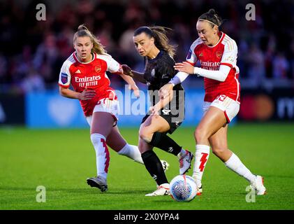 Bristol City Ella Powell (Mitte) kämpft um den Ball mit Arsenals Caitlin Foord (rechts) und Victoria Pelova während des Spiels der Barclays Women's Super League im Mangata Pay UK Stadium in Borehamwood. Bilddatum: Sonntag, 14. April 2024. Stockfoto