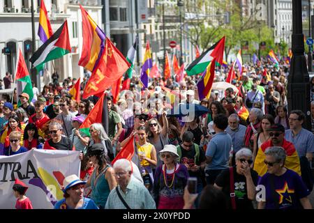 Madrid, Spanien. April 2024. Demonstranten marschieren mit Fahnen während einer Demonstration. Hunderte von Menschen haben im Zentrum von Madrid demonstriert, um dem 93. Jahrestag der Zweiten Spanischen Republik zu gedenken. Die zweite spanische Republik wurde am 14. April 1931 ausgerufen und 1936 durch einen Staatsstreich unterbrochen, der zu einem Bürgerkrieg führte. Quelle: SOPA Images Limited/Alamy Live News Stockfoto