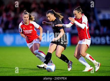 Bristol City Ella Powell (Mitte) kämpft um den Ball mit Arsenals Caitlin Foord (rechts) und Victoria Pelova während des Spiels der Barclays Women's Super League im Mangata Pay UK Stadium in Borehamwood. Bilddatum: Sonntag, 14. April 2024. Stockfoto