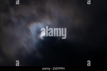 Partielle Sonnenfinsternis an einem bewölkten Tag in San Antonio, Texas Stockfoto