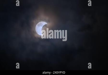 Partielle Sonnenfinsternis an einem bewölkten Tag in San Antonio, Texas Stockfoto