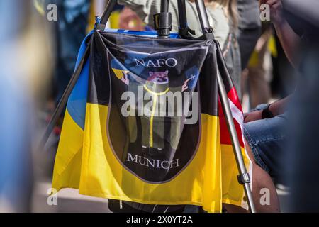 14. April 2024: Die Flagge der NAFO-Niederlassung München. Unter dem Motto "Sieg für den Frieden" bedankten sich die Ukrainer und ihre Unterstützer in München für die Unterstützung des ukrainischen Staates und der Flüchtlinge, während sie von der westlichen Allianz mehr Munition forderten, um den Krieg in der Ukraine zu beenden, die territoriale Integrität Europas zu verteidigen und letztlich Leben zu retten. (Kreditbild: © Sachelle Babbar/ZUMA Press Wire) NUR REDAKTIONELLE VERWENDUNG! Nicht für kommerzielle ZWECKE! Stockfoto