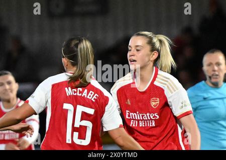 Borehamwood am Sonntag, den 14. April 2024. Alessia Russo (23 Arsenal) feiert, nachdem er mit Katie McCabe (15 Arsenal) beim Barclays FA Women's Super League Spiel zwischen Arsenal und Bristol City am Sonntag, den 14. April 2024, im Meadow Park in Borehamwood ein Tor erzielt hat. (Foto: Kevin Hodgson | MI News) Credit: MI News & Sport /Alamy Live News Stockfoto