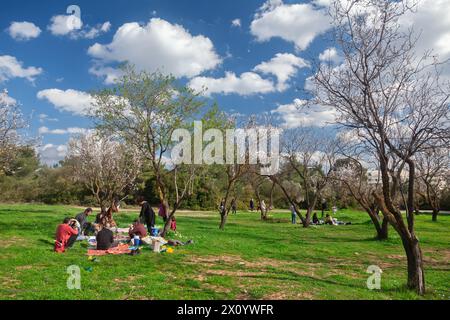 Familien und Freunde genießen ihr Foto-nic während des Clean Monday, einem beweglichen fest des ostorthodoxen Kalenders, das meist in Parks und auf dem Land verbracht wird Stockfoto
