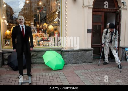 Moskau, Russland. April 2024. Ein Pappbild mit dem russischen Präsidenten Wladimir Putin steht an der touristischen Arbat-Straße in der Moskauer Innenstadt Stockfoto