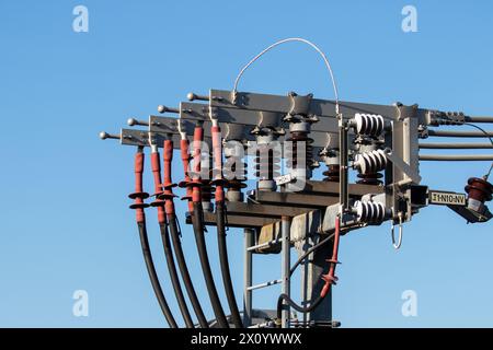 Ansicht einer elektrischen Installation vor blauem Himmel Stockfoto