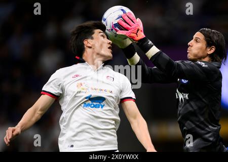 Mailand, Italien. 14. April 2024. Yann Sommer vom FC Internazionale tritt um den Ball mit Eldor Shomurodov von Cagliari Calcio während des Fußballspiels der Serie A zwischen dem FC Internazionale und Cagliari Calcio an. Quelle: Nicolò Campo/Alamy Live News Stockfoto