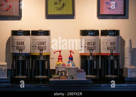 Kaffeeautomat in einem Regal in einem Hotel in South Carolina Stockfoto