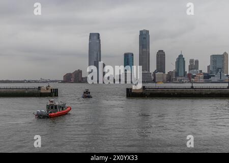 Schlepper fahren vom Hafen in Manhattan in Richtung Hudson River Stockfoto