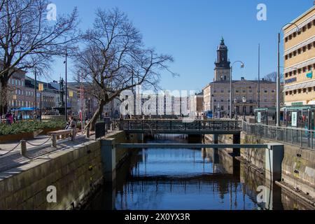 Kanal im Stadtzentrum an sonnigem Tag im Frühjahr Stockfoto