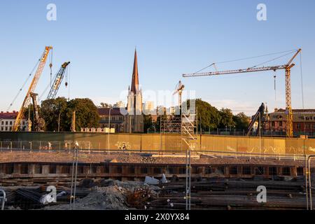 Ansicht der Baustelle für öffentliches Transportprojekt im Zentrum von Göteborg, Schweden. Es gibt Zäune und Kräne gegen den Abendhimmel. Stockfoto