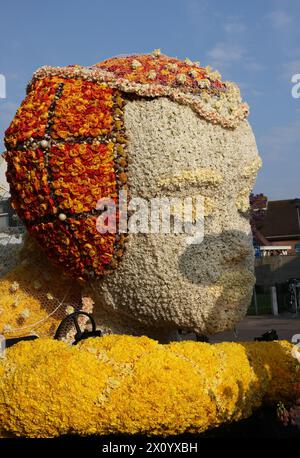 Noordwijkerhout, Niederlande - 21. April 2023: Kopf einer Frau aus Tulpen und Hyazinthen präsentiert vor der abendlichen beleuchteten Blumenparade Bol Stockfoto