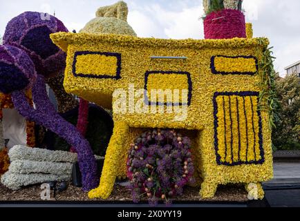 Noordwijkerhout, Niederlande - 21. April 2023: Blumenwagen vorbereitet für die abendliche beleuchtete Blumenparade Bollenstreek in Noordwijkerhout Stockfoto