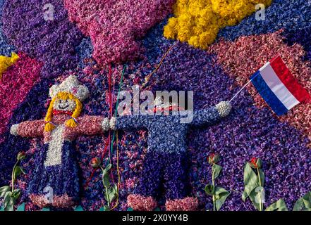 Noordwijkerhout, Niederlande - 21. April 2023: Dekorationen aus Tulpen und Hyazinthen vor der abendlichen beleuchteten Blumenparade Bollens Stockfoto