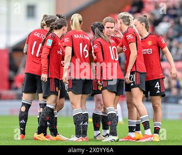 Leigh, Großbritannien. April 2024. Manchester United hat beim Halbfinalspiel Manchester United Women's FA Cup gegen Chelsea FC Women im Leigh Sports Village, Leigh, Großbritannien, 14. April 2024 (Foto: Cody Froggatt/News Images) am 14. April 2024 in Leigh, Großbritannien, ein Team vor der zweiten Halbzeit. (Foto: Cody Froggatt/News Images/SIPA USA) Credit: SIPA USA/Alamy Live News Stockfoto