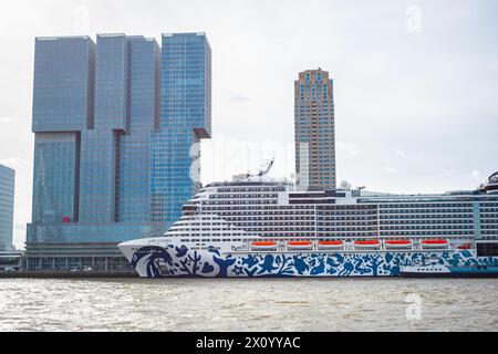 Ein großes Kreuzfahrtschiff liegt am Fluss Nieuwe Maas nahe der Erasmus-Brücke in Rotterdam, Niederlande, an Stockfoto