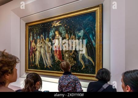 Florenz, Italien - 4. April 2024: Besucher der Uffizien in Florenz betrachten das berühmte Gemälde der Frühling von Sandro Botticelli (1 Stockfoto