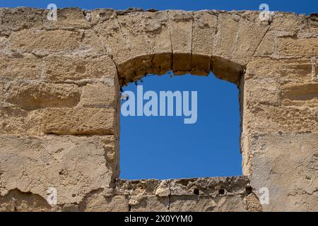 Details, Linien und Rahmen eines verlassenen Hauses auf dem Land. Keine Fassade, keine Türen oder Fenster. Strahlend blauer Frühlingshimmel. Westsizilien, Italien. Stockfoto