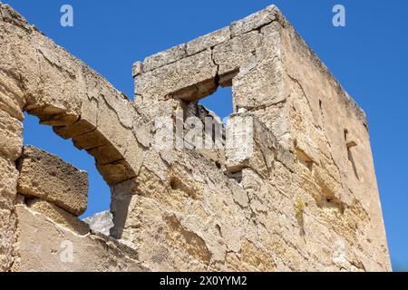 Details, Linien und Rahmen eines verlassenen Hauses auf dem Land. Keine Fassade, keine Türen oder Fenster. Strahlend blauer Frühlingshimmel. Westsizilien, Italien. Stockfoto