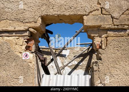 Details, Linien und Rahmen eines verlassenen Hauses auf dem Land. Keine Fassade, keine Türen oder Fenster. Strahlend blauer Frühlingshimmel. Westsizilien, Italien. Stockfoto