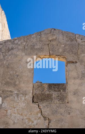 Details, Linien und Rahmen eines verlassenen Hauses auf dem Land. Keine Fassade, keine Türen oder Fenster. Strahlend blauer Frühlingshimmel. Westsizilien, Italien. Stockfoto