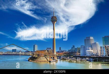 Düsseldorf, Deutschland - März 1. 2021: Panoramablick vom medienhafen auf Gehry-Häuser, fernsehturm und Brücke vor tiefblauem wolkenlosem Himmel im Winter Stockfoto