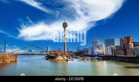 Düsseldorf, Deutschland - März 1. 2021: Panoramablick vom medienhafen auf Gehry-Häuser, fernsehturm und Brücke vor tiefblauem wolkenlosem Himmel im Winter Stockfoto