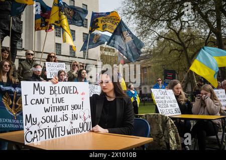 London, Großbritannien, 14. April 2024. Eine Demonstration, die gegenüber der Downing Street in London stattfand, um die Notlage der gefangenen ukrainischen Soldaten und die Notlage der Ukraine unter der andauernden Invasion Russlands in die Ukraine hervorzuheben. (Tennessee Jones - Alamy Live News) Stockfoto