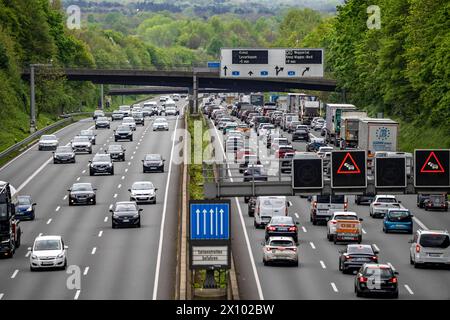 Die Autobahn A3, dichter Verkehr auf 8 Spuren, inkl. Des temporär freigegebenen Standstreifen, vor dem Autobahnkreuz Hilden, Blick Richtung Süden, bei Erkrath, Stau nach Unfall, Infotafel zeigen Verzögerungen an,NRW, Deutschland Autobahn A3 *** die Autobahn A3, dichter Verkehr auf 8 Fahrspuren, inkl. Die temporär freigegebene harte Schulter, vor dem Autobahnkreuz Hilden, Blick in Richtung Süden, bei Erkrath, Verkehrsstau nach Unfall, Hinweistafel mit Verspätungen, NRW, Bundesautobahn A3 Stockfoto