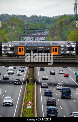 Rhein-Ruhr-Express, RRX Zug überquert die Autobahn A3, Verkehr auf 8 Spuren, inkl. Des temporär freigegebenen Standstreifen, hinter dem Autobahnkreuz Hilden, Blick Richtung Norden , bei Erkrath, NRW, Deutschland Autobahn A3 *** Rhein-Ruhr-Express, RRX-Zug überquert die Autobahn A3, Verkehr auf 8 Fahrspuren, inkl. Die vorübergehend freigegebene harte Schulter, hinter dem Autobahnkreuz Hilden, Blick in Richtung Norden, nahe Erkrath, NRW, Deutschland Autobahn A3 Stockfoto