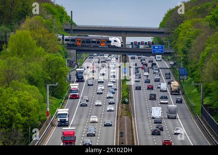 Rhein-Ruhr-Express, RRX-Zug, überquert die Autobahn A3, Verkehr auf 8 Spuren, inkl. Des temporär freigegebenen Standstreifen, hinter dem Autobahnkreuz Hilden, Blick Richtung Süden, bei Erkrath, NRW, Deutschland Autobahn A3 *** Rhein-Ruhr-Express, RRX-Zug, Überquerung der Autobahn A3, Verkehr auf 8 Fahrspuren, inkl. Die vorübergehend freigegebene harte Schulter, hinter dem Autobahnkreuz Hilden, Blick in Richtung Süden, bei Erkrath, NRW, Bundesautobahn A3 Stockfoto