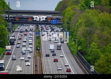 Rhein-Ruhr-Express, RRX-Zug, überquert die Autobahn A3, Verkehr auf 8 Spuren, inkl. Des temporär freigegebenen Standstreifen, hinter dem Autobahnkreuz Hilden, Blick Richtung Süden, bei Erkrath, NRW, Deutschland Autobahn A3 *** Rhein-Ruhr-Express, RRX-Zug, Überquerung der Autobahn A3, Verkehr auf 8 Fahrspuren, inkl. Die vorübergehend freigegebene harte Schulter, hinter dem Autobahnkreuz Hilden, Blick in Richtung Süden, bei Erkrath, NRW, Bundesautobahn A3 Stockfoto